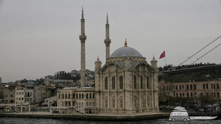 Preciosa Mezquita de Ortaköy de estilo neobarroco con el Puente del Bósforo de fondo