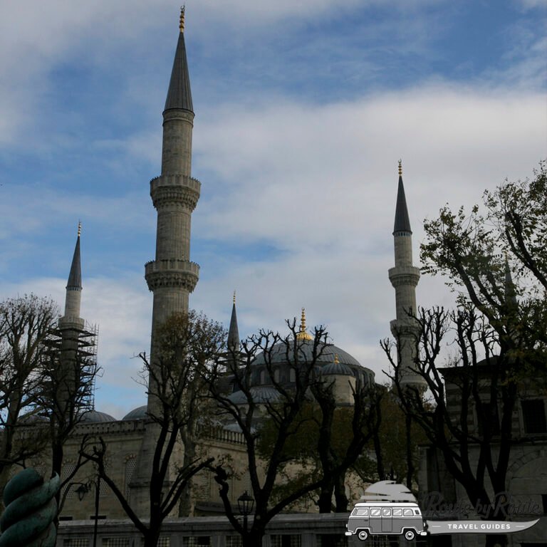 Vista exterior de la espectacular Mezquita Azul durante un free tour por la zona de Sultanahmet