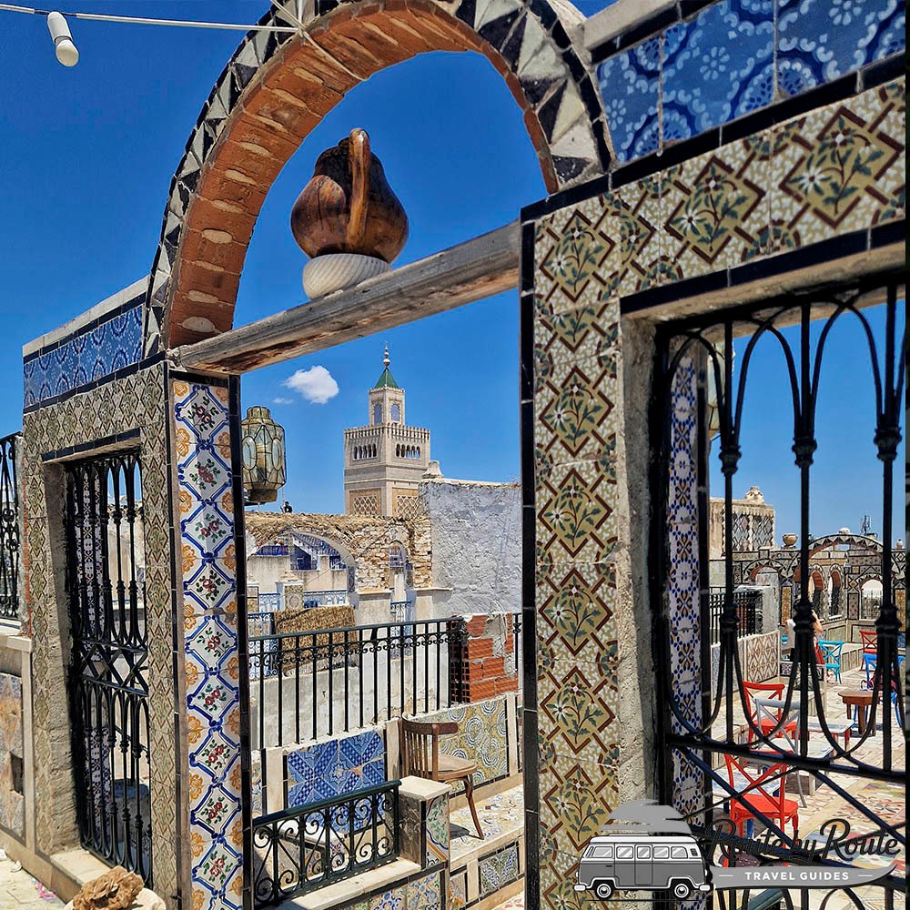 Vistas de los tejados de la Medina y el minarete de la Mezquita Zitouna desde una terraza.