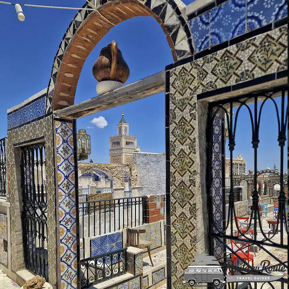 Vistas de los tejados de la Medina y el minarete de la Mezquita Zitouna desde una terraza.