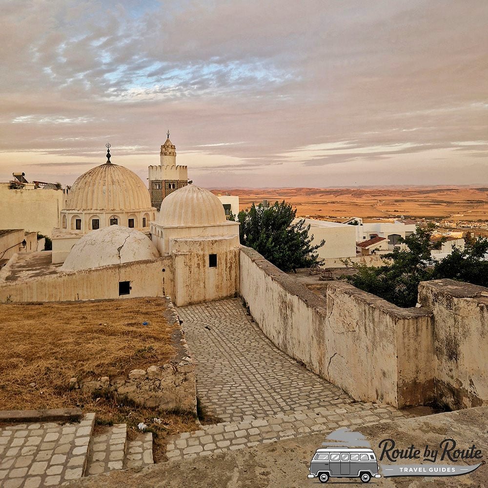 Callejuelas tradicionales en el centro montañoso de El Kef
