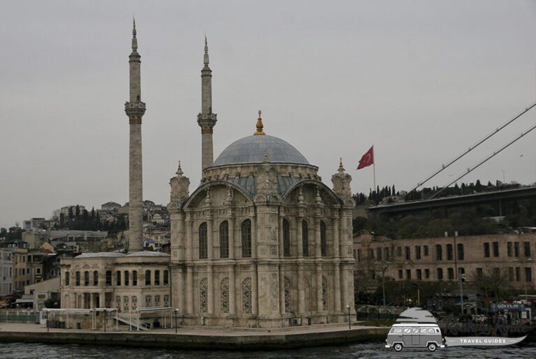 Preciosa Mezquita de Ortaköy de estilo neobarroco con el Puente del Bósforo de fondo