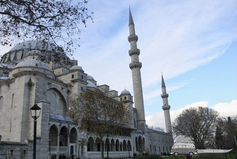 Vista de la imponente Mezquita de Süleymaniye dominando la colina sobre el Cuerno de Oro de Estambul
