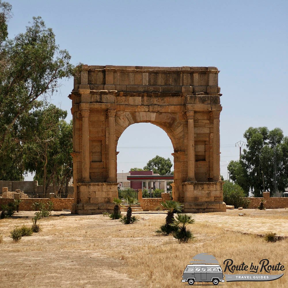 Arco del triunfo de Diocleciano en el yacimiento arqueológico de Sbeitla