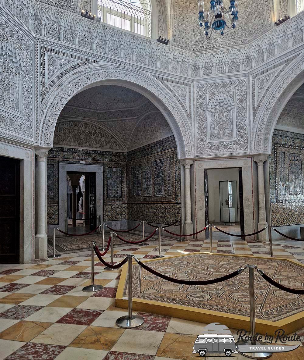 Arquitectura palaciega y salas de exposición del Museo Nacional del Bardo en la capital