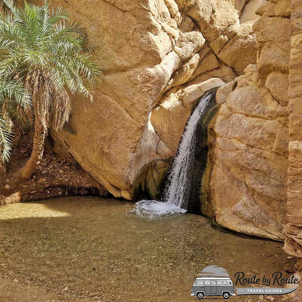 Manantial y cascada de agua cristalina en el oasis de Chebika, Túnez