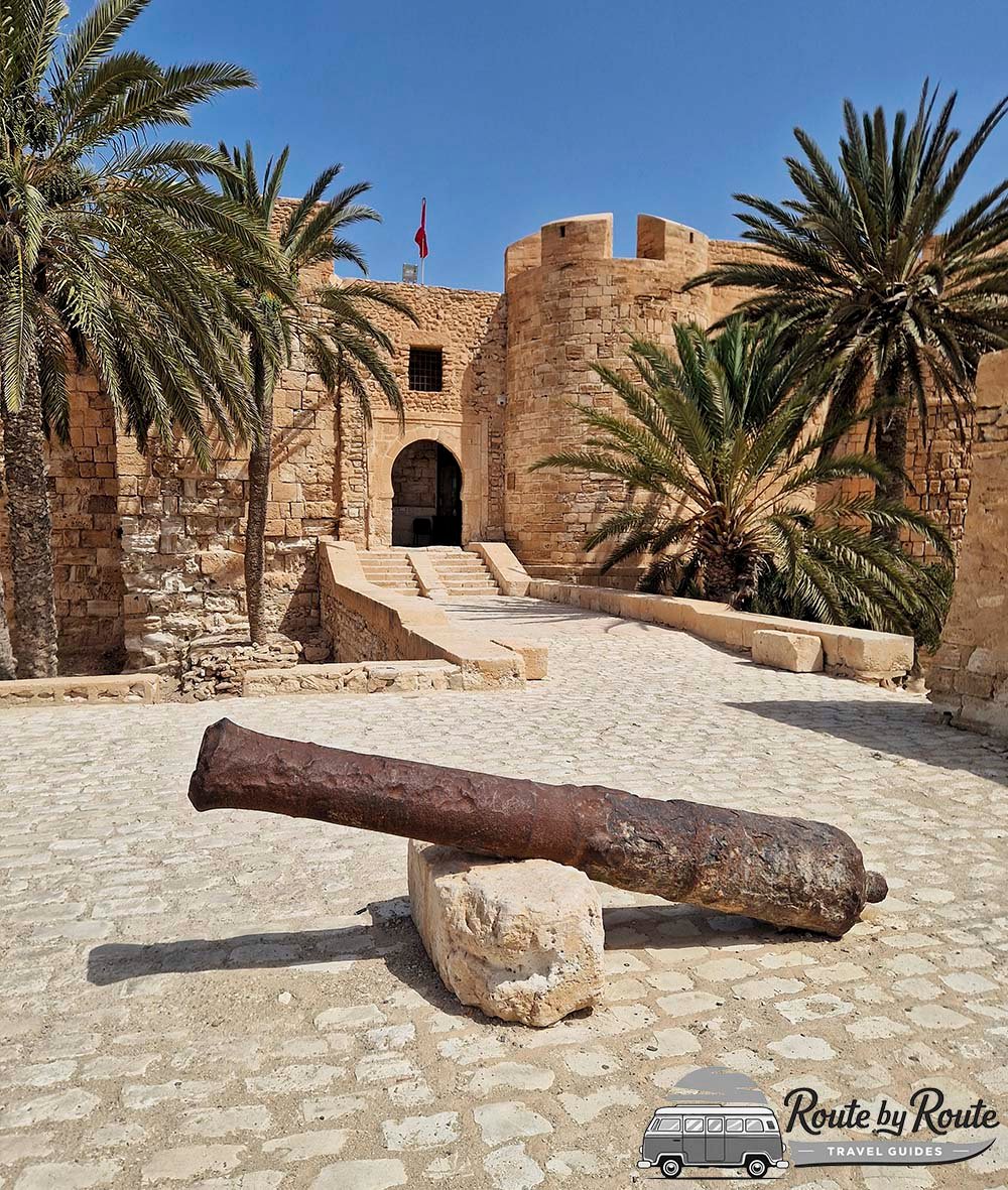 Exterior entrada a Fortaleza Ghazi Mustapha en la isla de Djerba