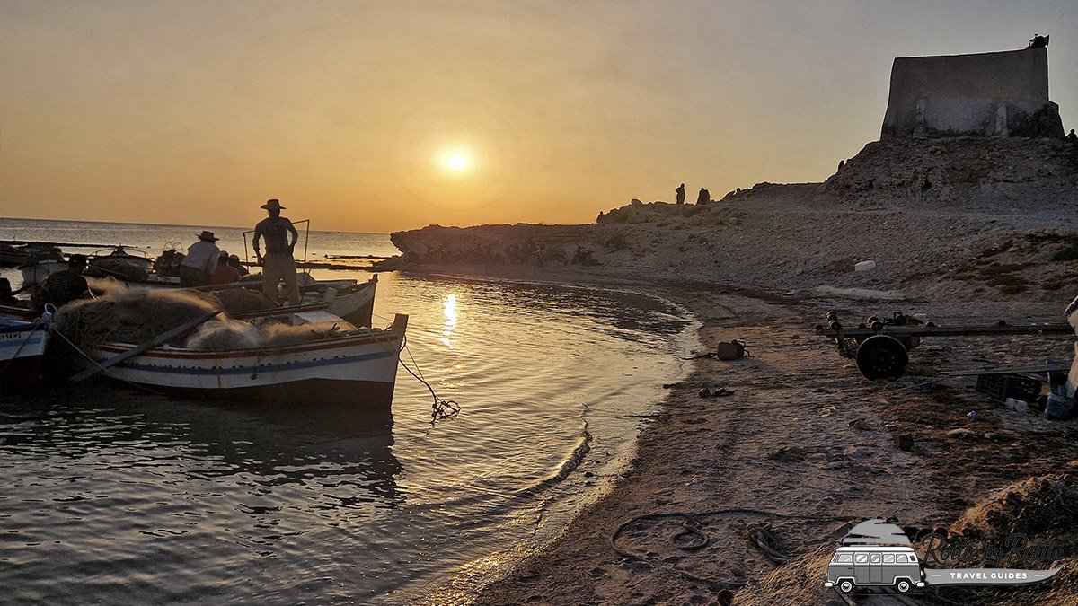 Arquitectura blanca de la Mezquita Sidi Jemour junto al mar al atardecer