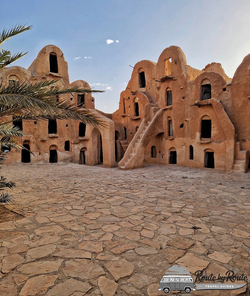 Ghorfas o graneros bereberes de varios pisos en Ksar Ouled Soltane, sur de Túnez