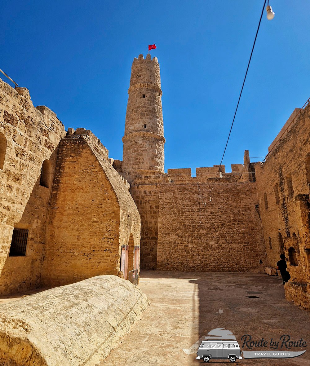 Altas murallas y torre defensiva del Ribat histórico de Monastir