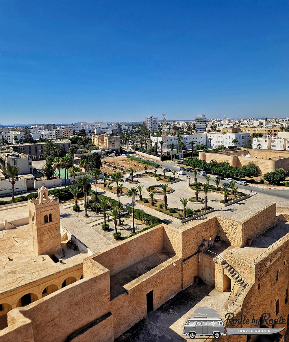 Altas murallas y torre defensiva del Ribat histórico de Monastir