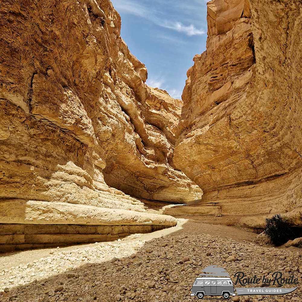 Espectaculares formaciones rocosas en el cañón del oasis de Tamerza