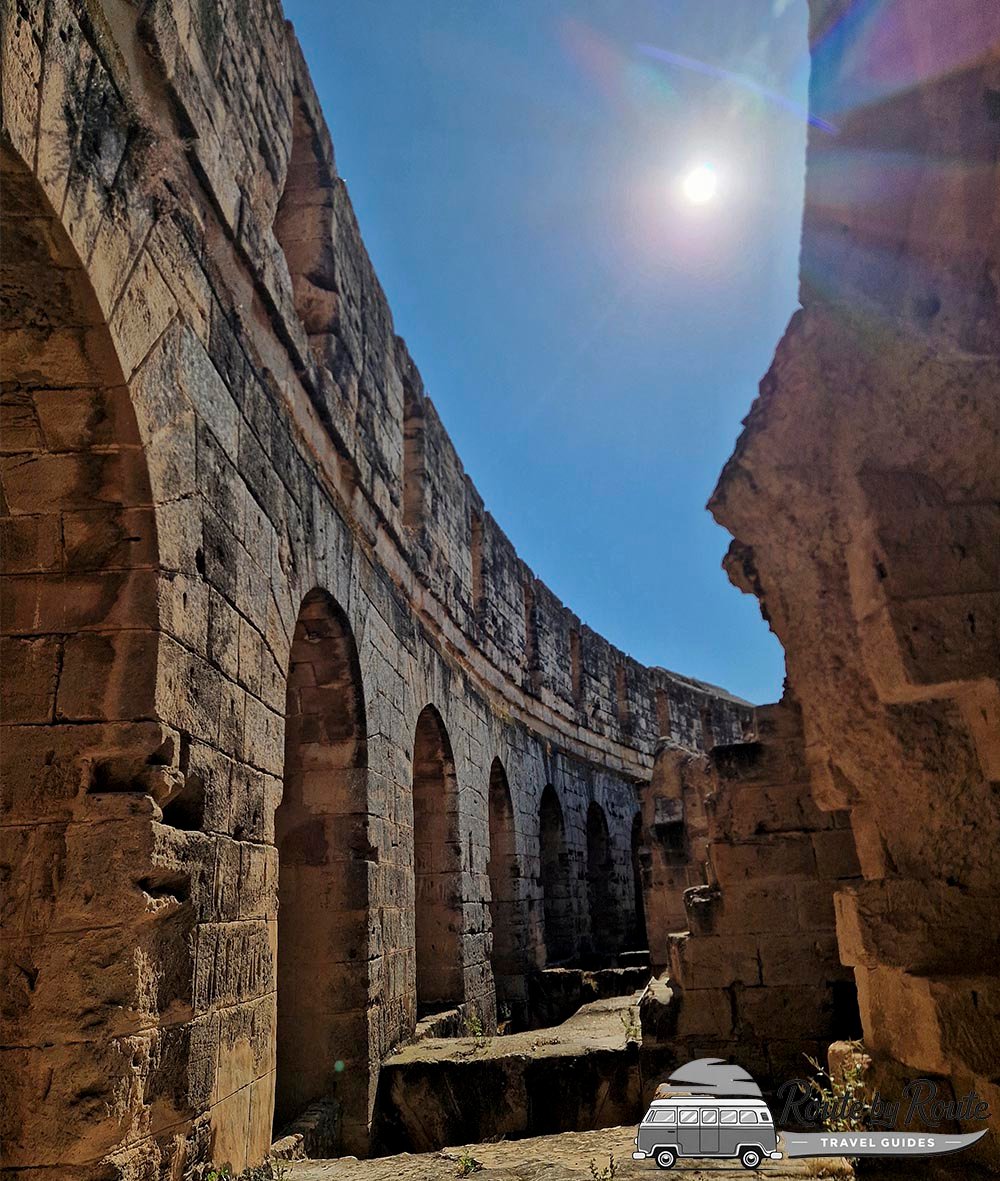 Gradas y arena muy bien conservadas del coliseo romano de El Djem, Túnez