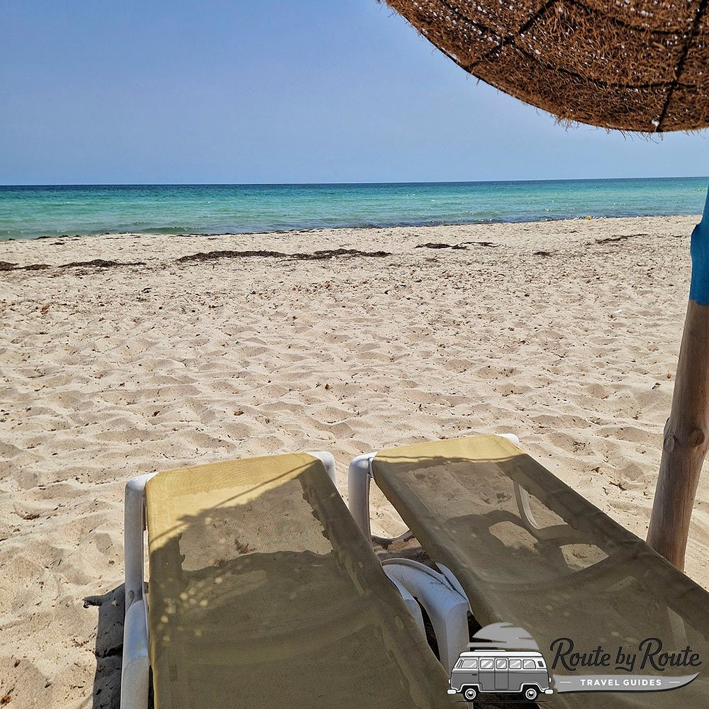 Sombrillas de paja en la arena virgen de la Isla de los Flamencos