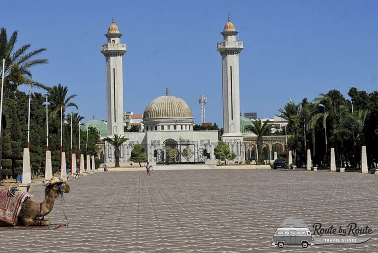 Cúpula dorada y minaretes del Mausoleo de Habib Bourguiba en Monastir