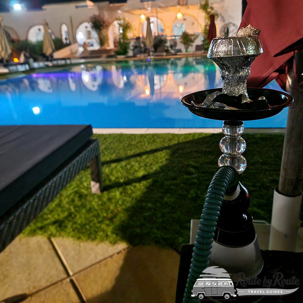 Cachimba o shisha tradicional para relajarse de noche en el hotel de Túnez