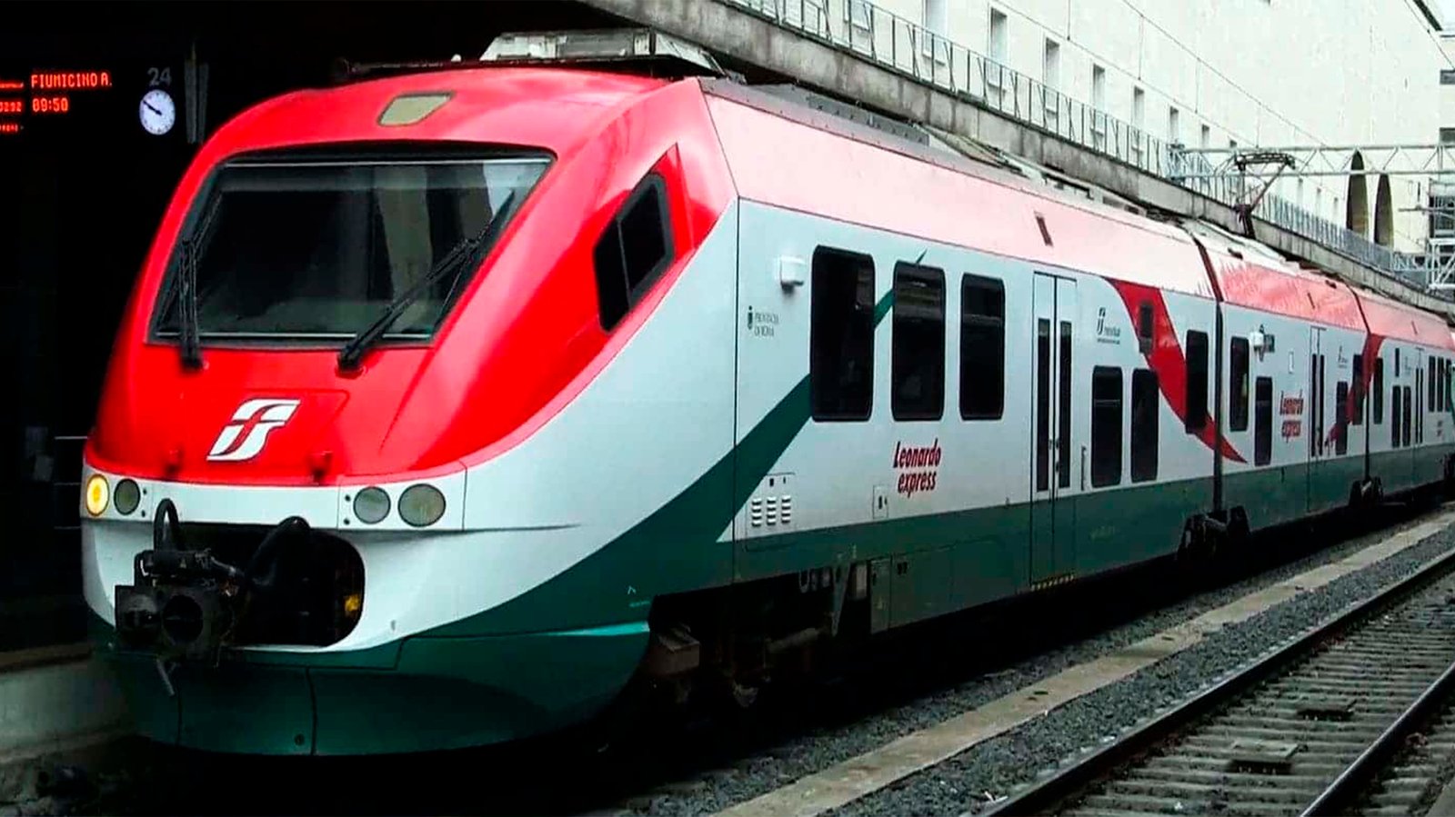Tren Leonardo Express en el andén de la estación