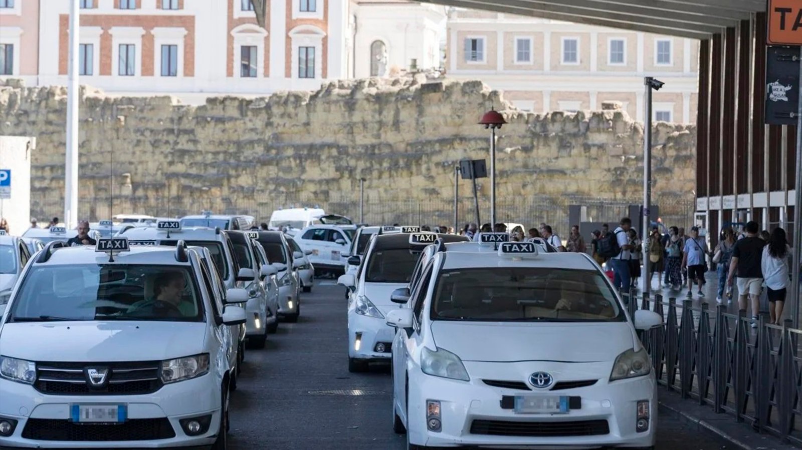 Fila de taxis blancos oficiales de Roma esperando pasajeros