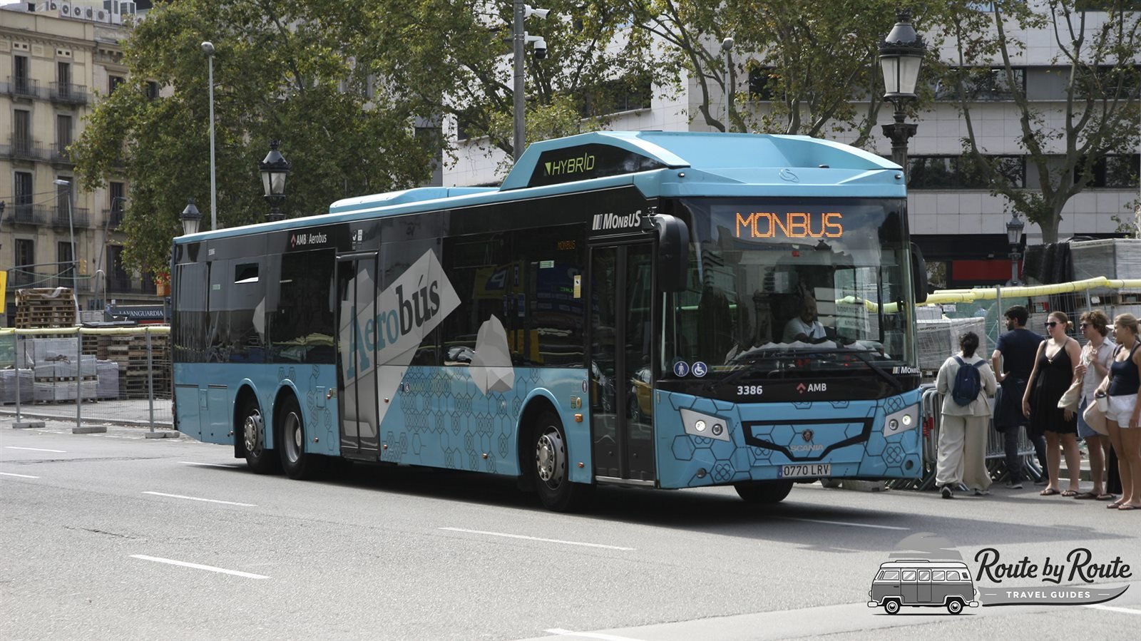 Autobús azul del Aerobús de Barcelona circulando por el centro de la ciudad