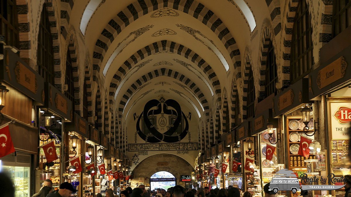 Bóveda a rayas y puestos del Bazar de las Especias o Bazar Egipcio de Estambul