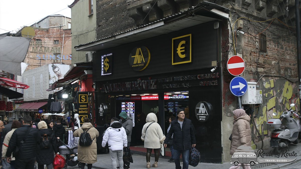 Casa de cambio Angun Döviz con carteles de euro y dólar en una calle del centro de Estambul