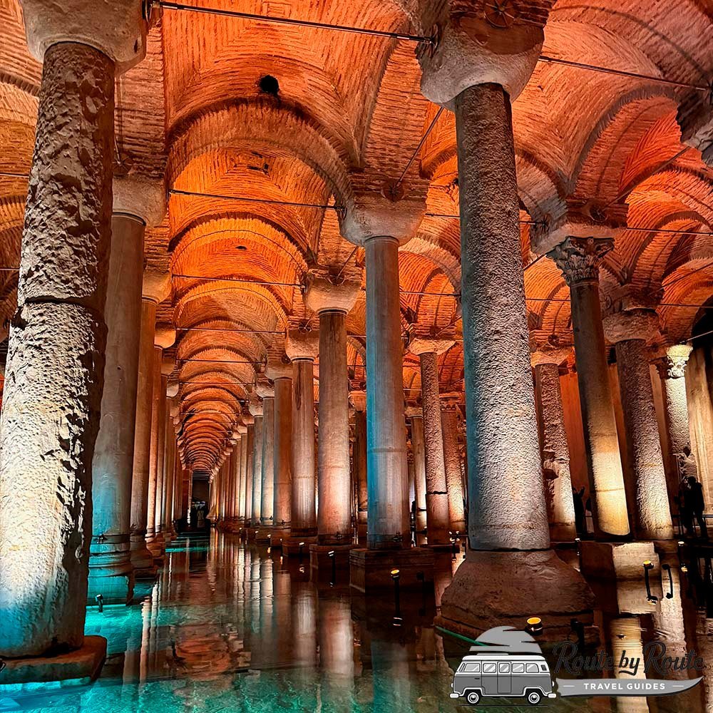 Columnas de mármol iluminadas en la Cisterna Basílica de Estambul, reflejadas en el agua