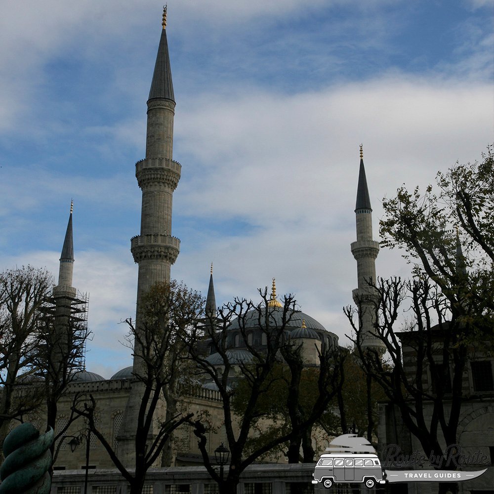 Minaretes de la Mezquita Azul vistos desde la plaza de Sultanahmet entre árboles sin hojas