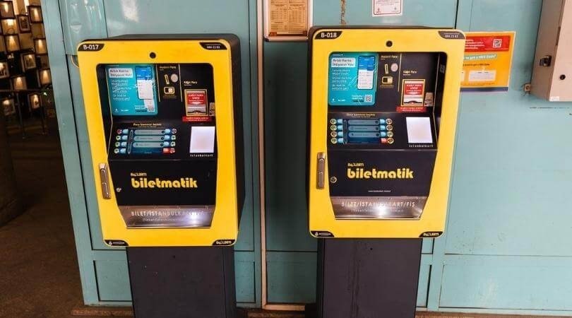 Dos máquinas amarillas Biletmatik para comprar y recargar la IstanbulKart