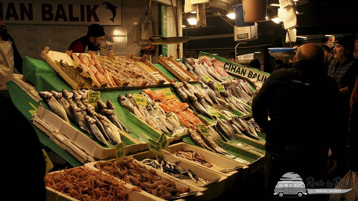 Puesto de pescado fresco en el mercado de Kadıköy, en la parte asiática de Estambul