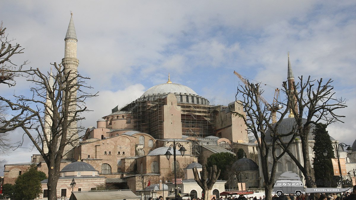 Santa Sofía vista desde la plaza de Sultanahmet, con sus minaretes y andamios de restauración en la cúpula