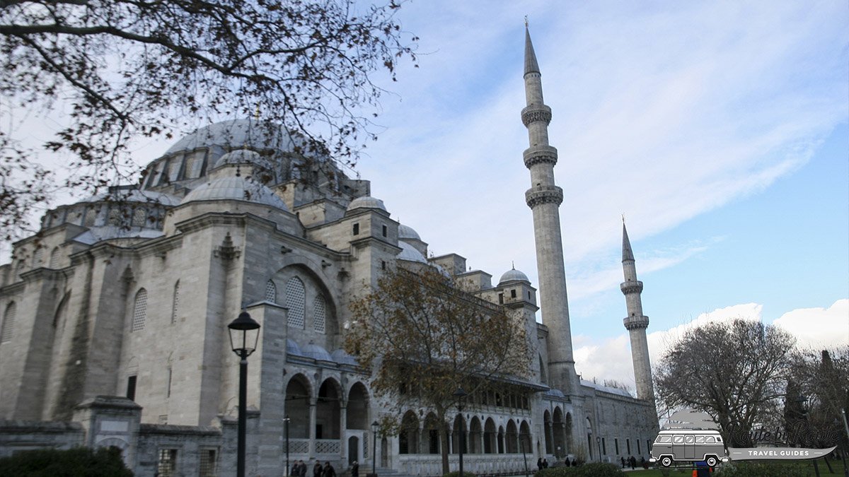 Mezquita de Süleymaniye con sus cúpulas y dos minaretes sobre la colina del Cuerno de Oro