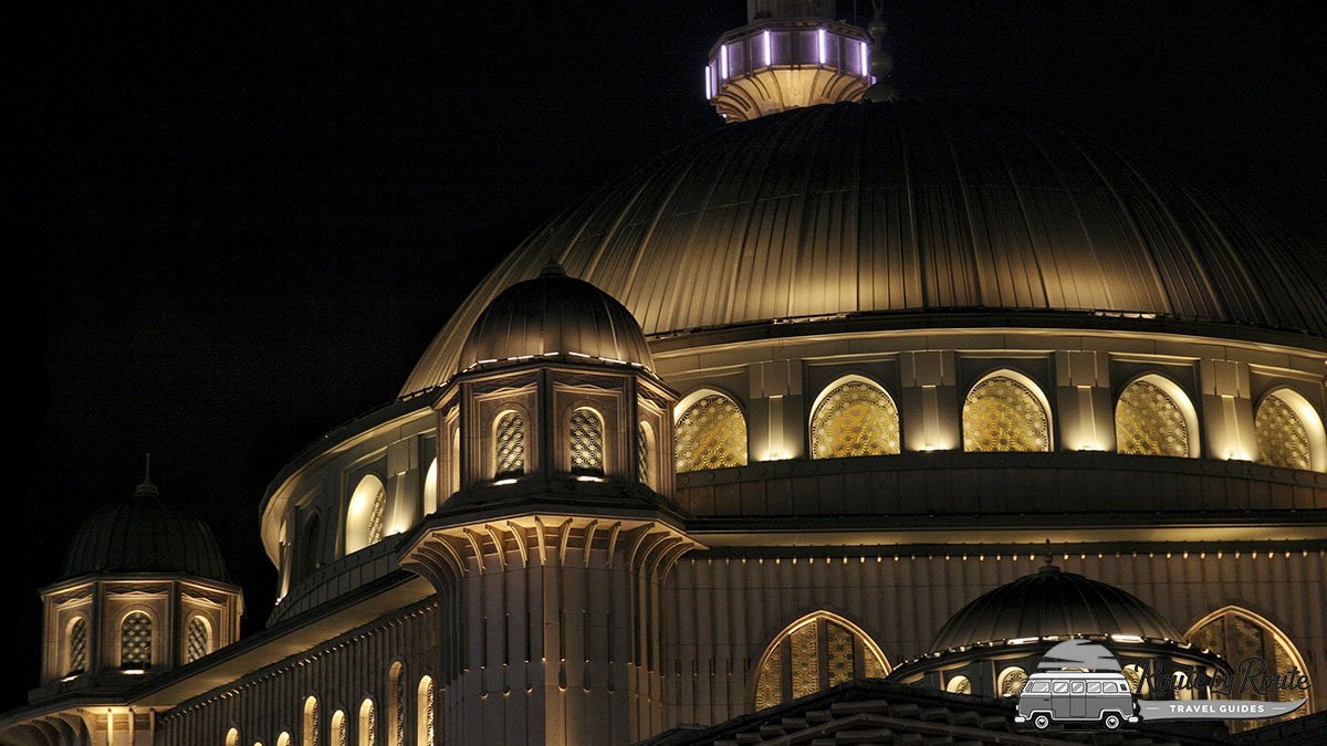 Cúpula iluminada de la Mezquita de Taksim de noche