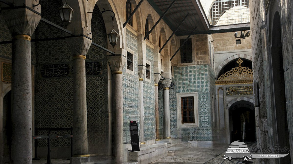 Pasaje con paredes de azulejos de Iznik en el Palacio de Topkapi