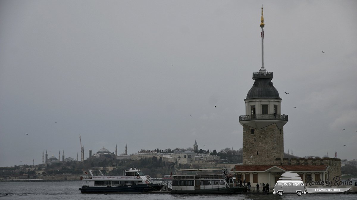 Torre de la Doncella (Kız Kulesi) sobre el Bósforo, con la silueta de Santa Sofía y las mezquitas de Sultanahmet al fondo