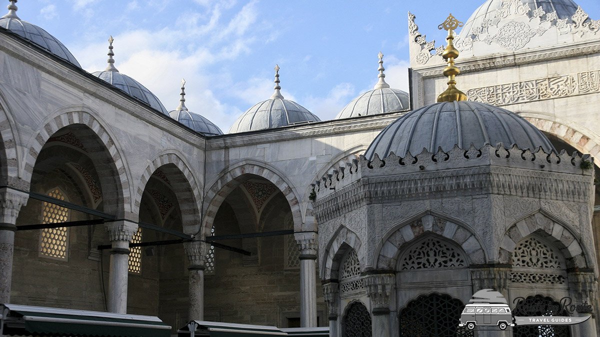 Fuente de abluciones y arcadas del patio de la Mezquita Nueva (Yeni Cami) de Estambul