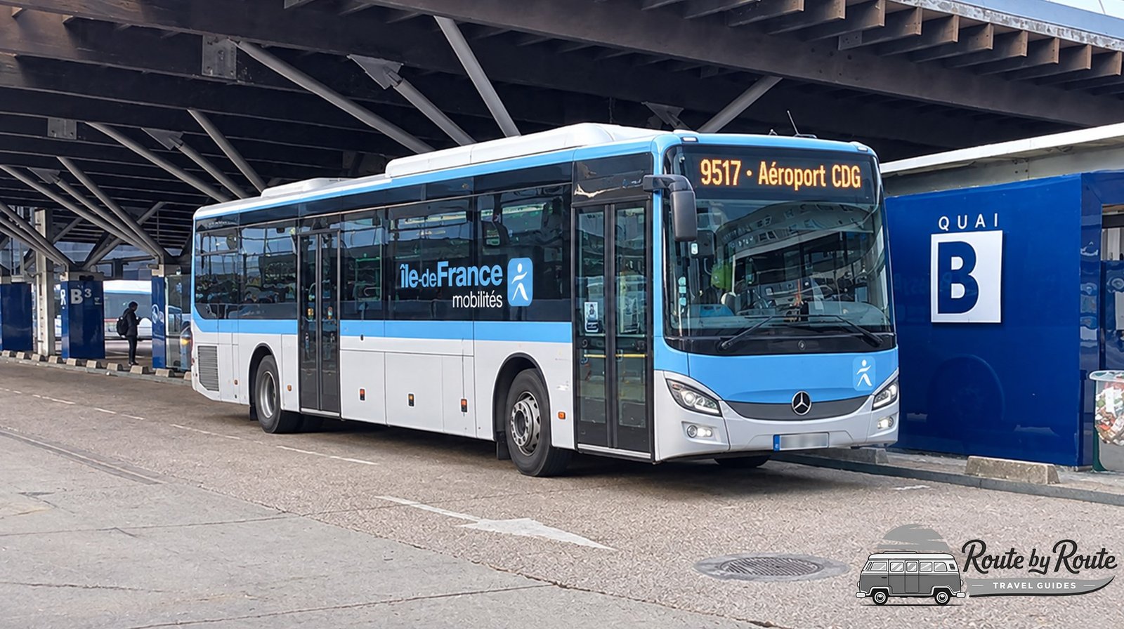 Autobús exprés de la línea 9517 de Île-de-France Mobilités, con destino Aéroport CDG, parado en el andén B de la estación de autobuses del aeropuerto