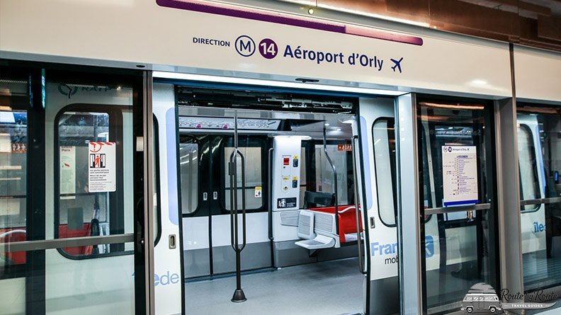 Puertas abiertas de un tren automático de la línea 14 del metro de París con destino Aéroport d’Orly